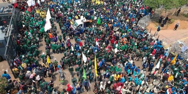 Demo mahasiswa di depan Gedung DPR RI