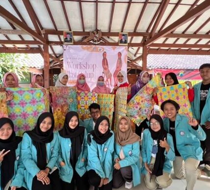 Mahasiswa KKN Mengadakan Workshop Membuat Batik Jumputan