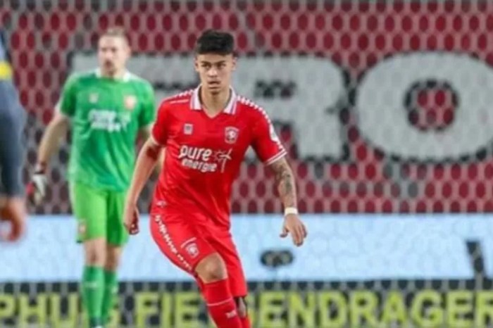 Mees Hilgers Bentangkan Bendera Merah Putih usai FC Twente