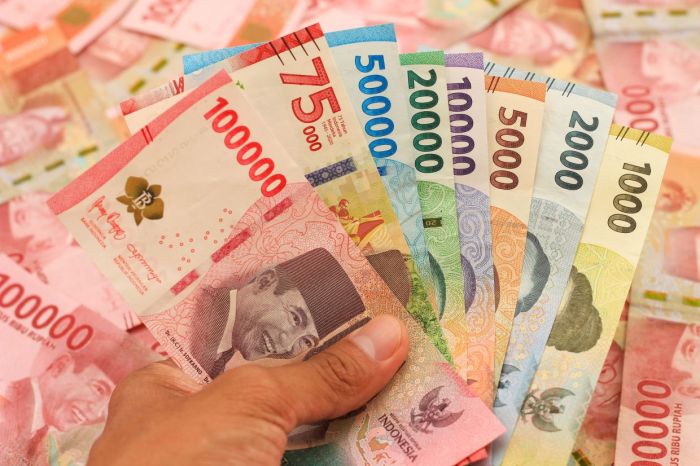 Decision indonesia rate call close ismoyo jakarta afp indonesian counts banknotes rupiah customer bay shop