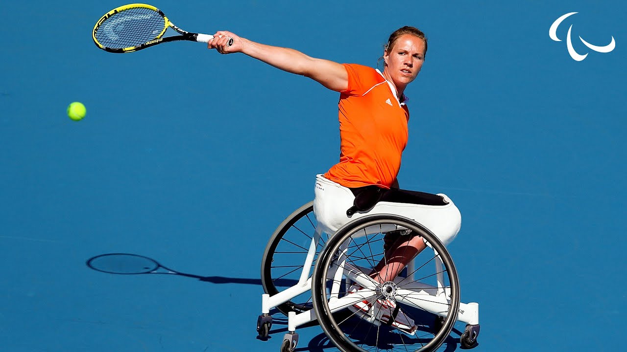 Perbedaan wheelchair tennis paralympics dan tenis biasa