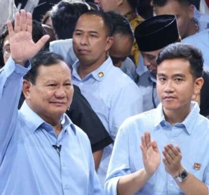 Beda Gaya Prabowo Subianto dan Gibran Rakabuming Raka Saat