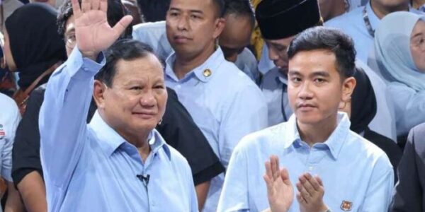 Beda Gaya Prabowo Subianto dan Gibran Rakabuming Raka Saat