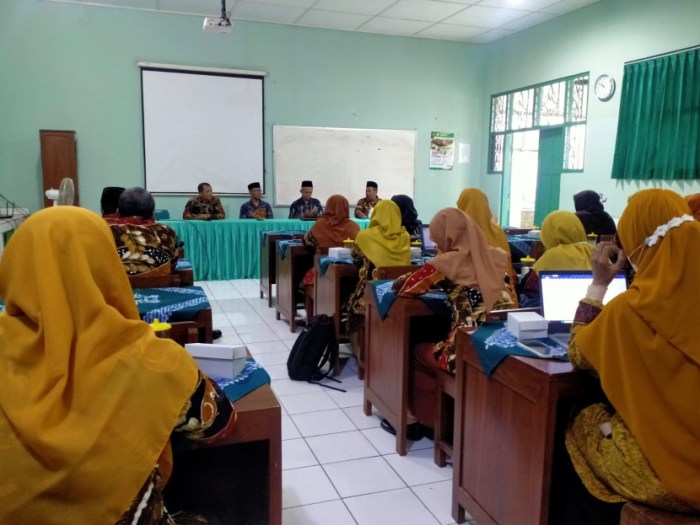 Guru MTsN 6 Bantul Laksanakan Pengisian Survei Lingkungan