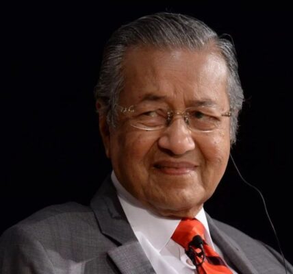 Pasang Surut Kondisi Kesehatan Mahathir Mohamad Beberapa