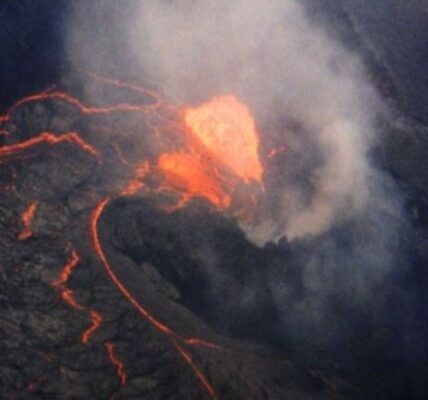 TIGATOGEL - Gunung Rokatenda Meletus Hari Ini