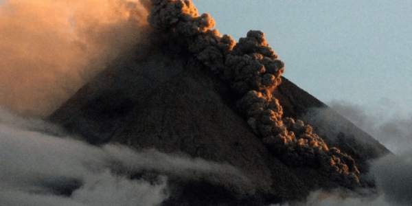 TIGATOGEL - Gunung Lewotobi di Nusa Tenggara Timur: Aktivitas Vulkanik Terbaru