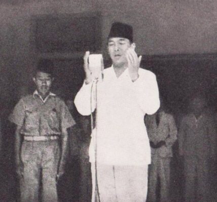 TIGATOGEL - Soekarno Proklamasi Kemerdekaan Indonesia