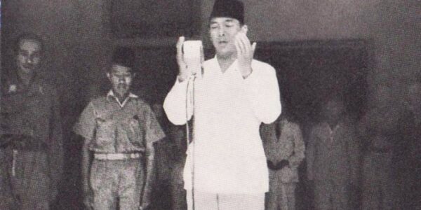 TIGATOGEL - Soekarno Proklamasi Kemerdekaan Indonesia